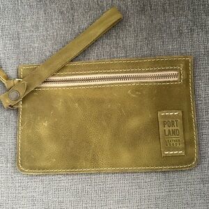 Adriana pouch in Anjou.